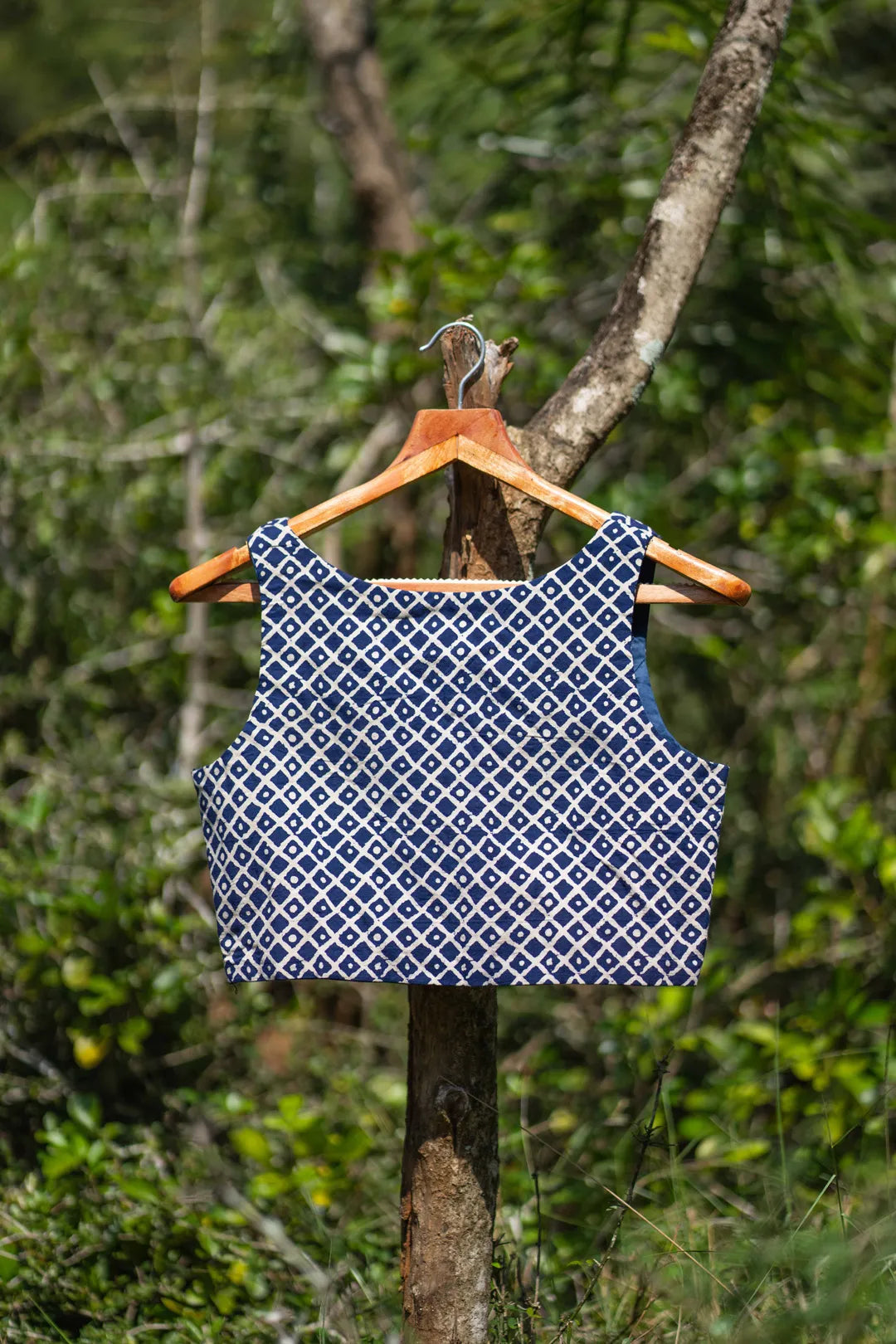 Dabu print Blue sleeveless blouse with checked pattern - I Love Sarees