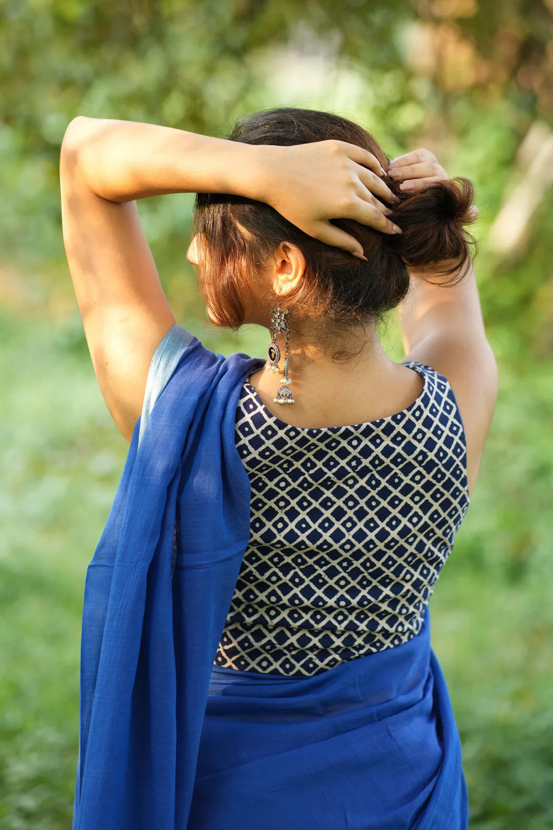 Dabu print Blue sleeveless blouse with checked pattern - I Love Sarees