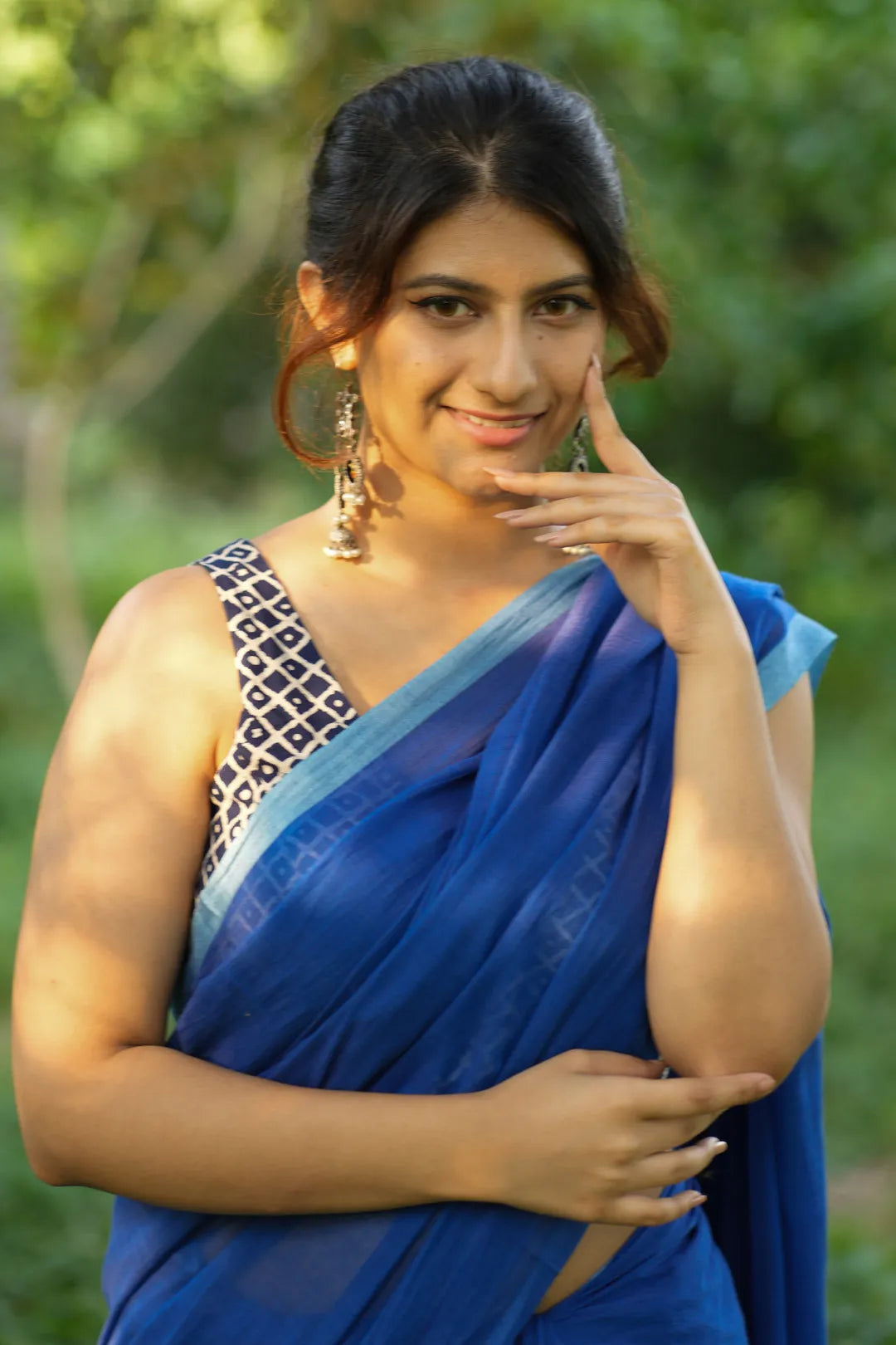 Dabu print Blue sleeveless blouse with checked pattern - I Love Sarees